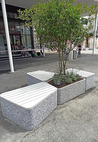 Комплекс бетонных уличных скамеек серии Uniun с вазонами